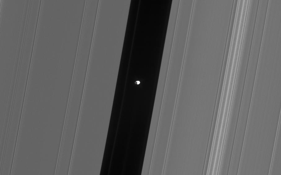 Der nur etwa 30 km große Mond Pan in der Encke-Teilung der Saturnringe. Aufnahme mit dem Cassini-Orbiter, 27 Oktober 2006, NASA